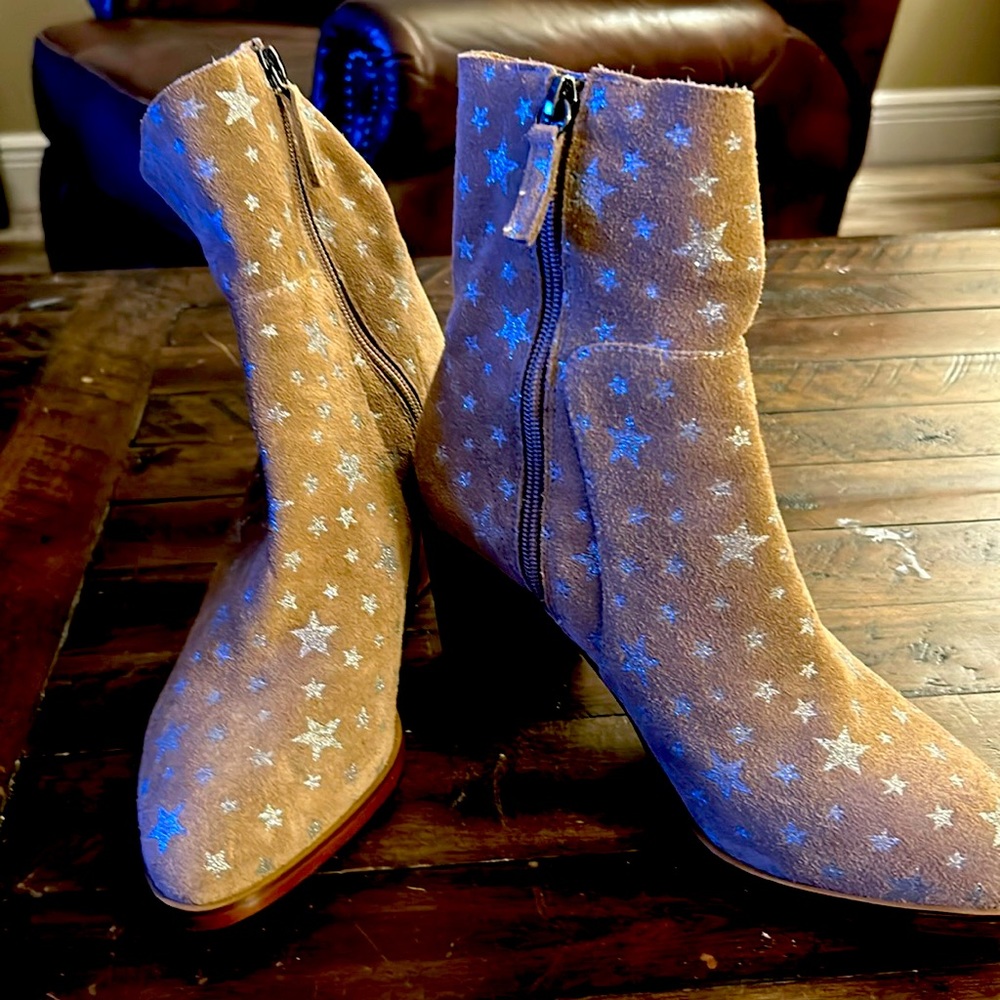 New without tags or box Steve Madden tan suede boots with silver stars. Cute!!